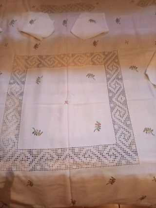 Mantelería bordada a mano Lagartera