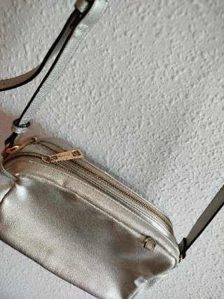 Bolso bandolera Carpisa plateado tachuelas