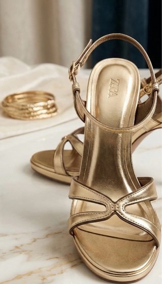 Sandalias doradas tacón Zara