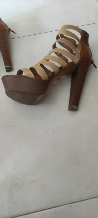 Sandalias de tacón marrón y dorado