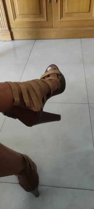 Sandalias de tacón marrón y dorado