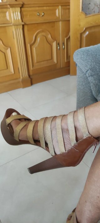 Sandalias de tacón marrón y dorado