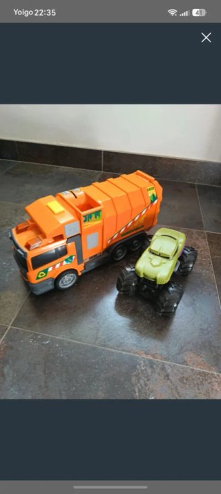 Camión de basura y coche monstruo