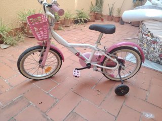 Bicicleta infantil rosa con ruedines