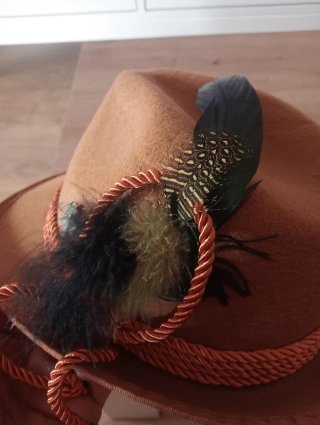 Sombrero Tiroles con Plumas e Insignias