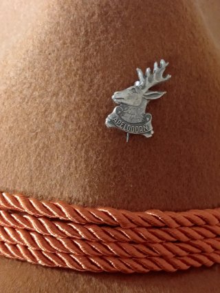 Sombrero Tiroles con Plumas e Insignias