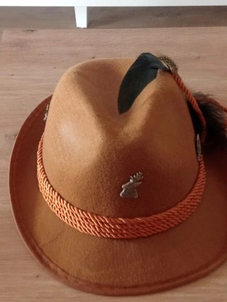 Sombrero Tiroles con Plumas e Insignias