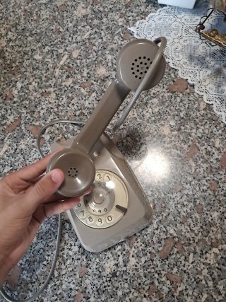Telefono vintage grigio con disco combinatore
