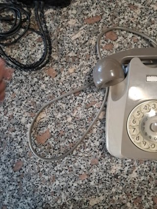 Telefono vintage grigio con disco combinatore