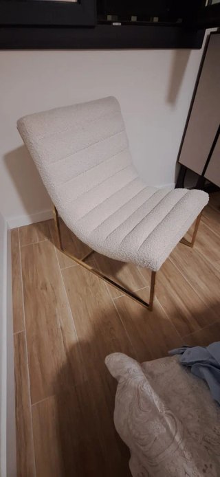 Sillón moderno beige y dorado