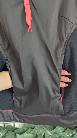 Sudadera técnica Kalenji negra y rosa