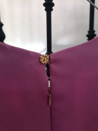 Vestido invitada rosa con plumas