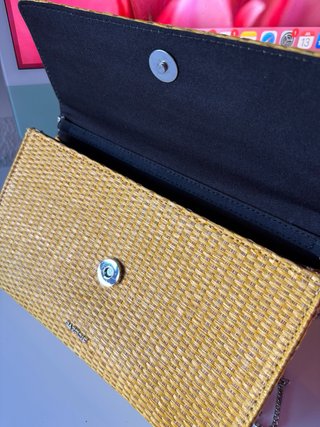 Bolso de rafia de Parfois en color mostaza