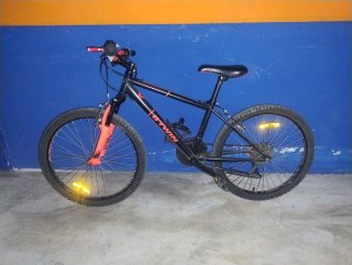 Bicicleta infantil negra y naranja