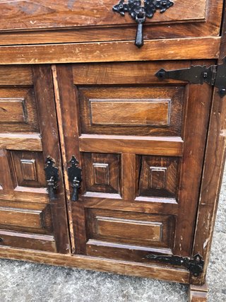 Mueble antiguo de madera para restaurar