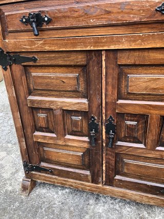 Mueble antiguo de madera para restaurar