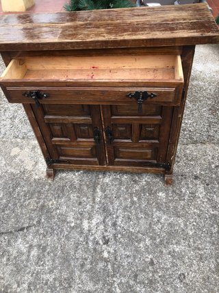 Mueble antiguo de madera para restaurar