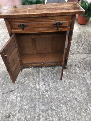 Mueble antiguo de madera para restaurar