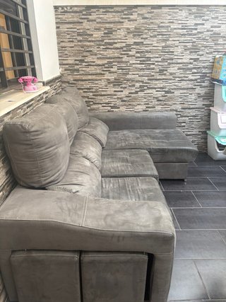 Chaise longue grigia estensibile con 2 pouf