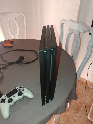 Consola PS4 Pro + Mando y Cables
