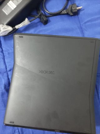 Xbox 360 Slim Negra + Juego F1 2011