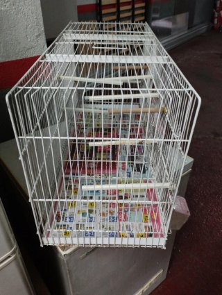 Jaulas para pájaros plateadas
