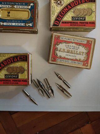 Confezione di due scatoline antiche di penne Perry & Co...