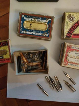 Confezione di due scatoline antiche di penne Perry & Co...