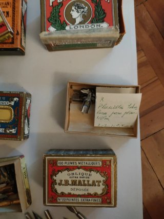 Confezione di due scatoline antiche di penne Perry & Co...