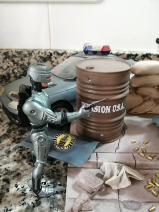 Diorama Robocop - Auto, Robot e Barile