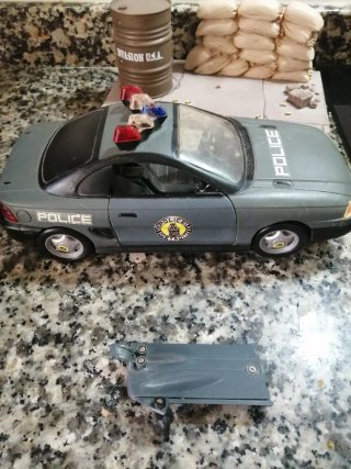 Diorama Robocop - Auto, Robot e Barile