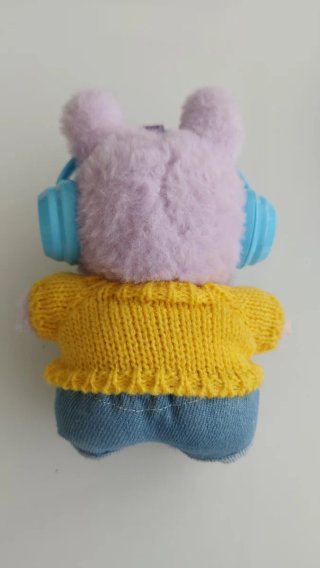 Labubu con ropa y cascos