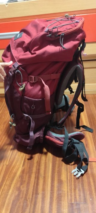 Mochila Montaña Forclaz Trek 100 50L Roja. 1.6kg.