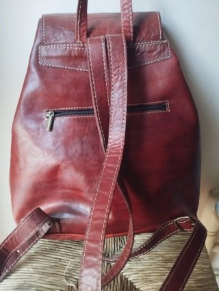 Mochila de cuero marrón y rojo