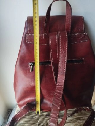 Mochila de cuero marrón y rojo