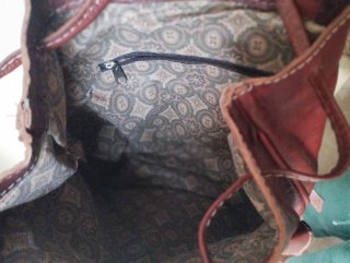 Mochila de cuero marrón y rojo