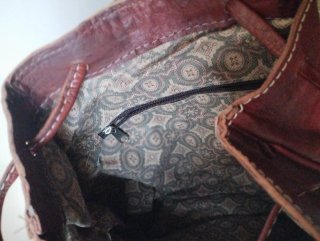 Mochila de cuero marrón y rojo