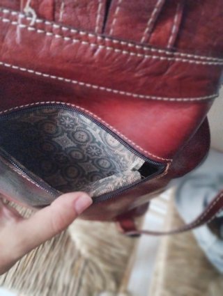 Mochila de cuero marrón y rojo