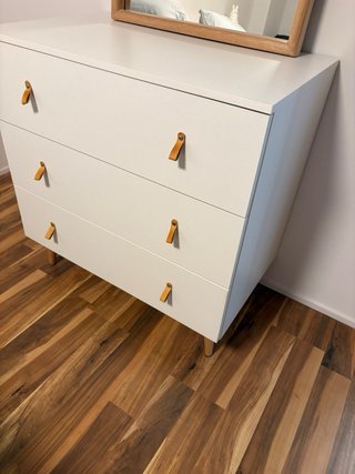 - Cajonera y 2 mesitas de la serie Retro Blanca