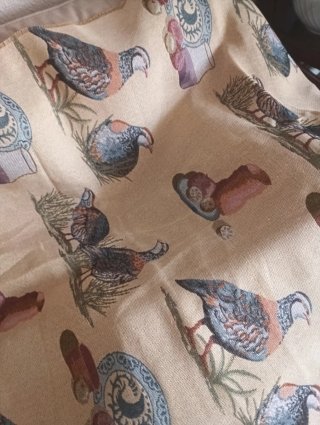 Retal de tela con estampado de pájaros