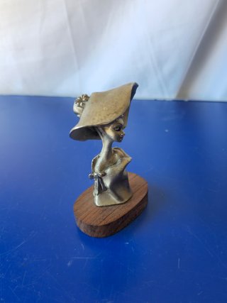 Statua Vintage Donna con Cappello in Peltro