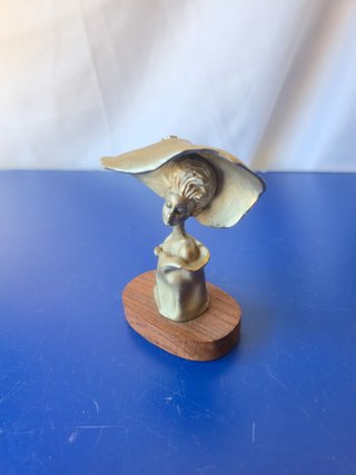 Statua Vintage Donna con Cappello in Peltro