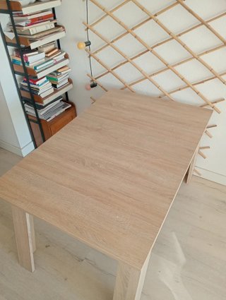 Mesa extensible de comedor madera clara y blanca
