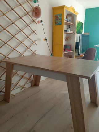 Mesa extensible de comedor madera clara y blanca