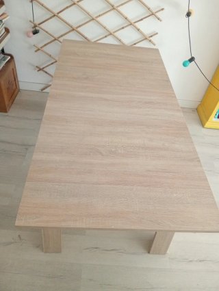 Mesa extensible de comedor madera clara y blanca