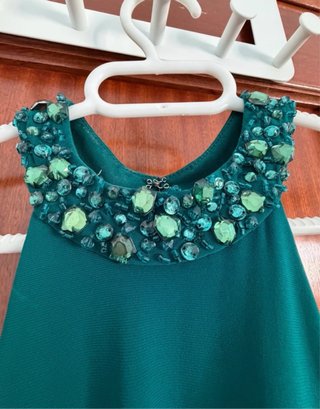 Vestido verde largo con pedrería