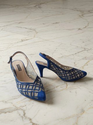 Zapatos de tacón azul con diseño calado elegante