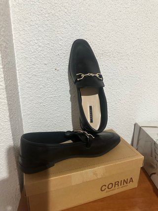 Zapatos Corina Negros con Hebilla Dorada
