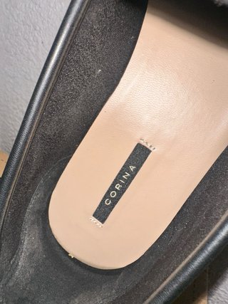 Zapatos Corina Negros con Hebilla Dorada