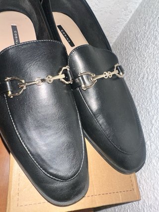 Zapatos Corina Negros con Hebilla Dorada